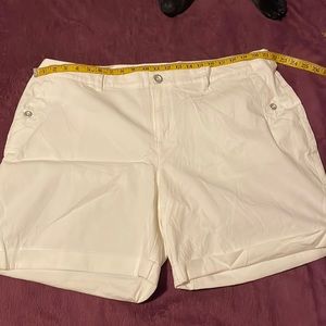 EUC LANE Bryant White Rilled Hem Bermuda shirts, Sz 22